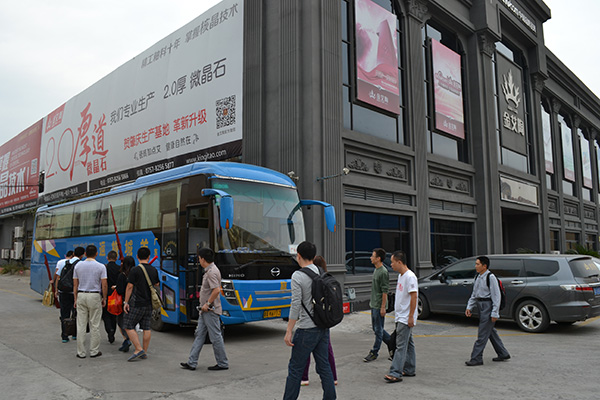 永利yl23455员工乘大巴出发前往清远