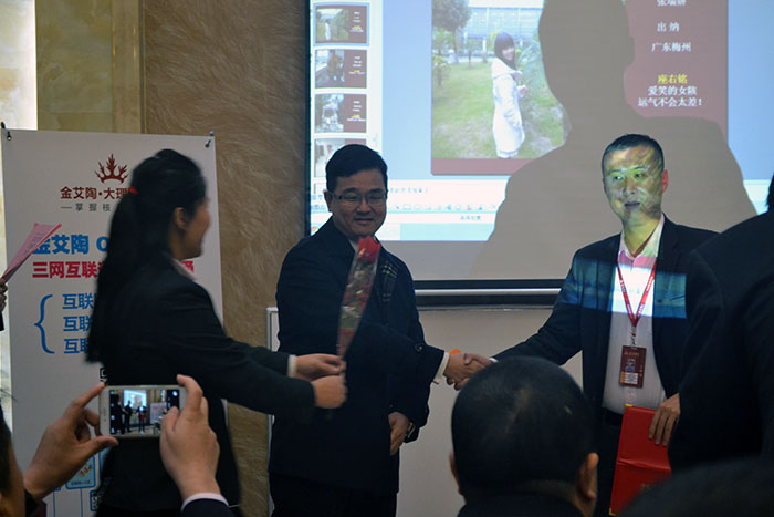 永利yl23455瓷砖董事长刘鸿祥为2015年销售冠军（伍立州）颁奖