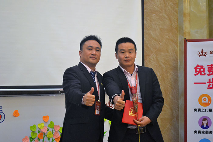 永利yl23455瓷砖营销总司理罗胜为开拓冠军（高抗）颁奖