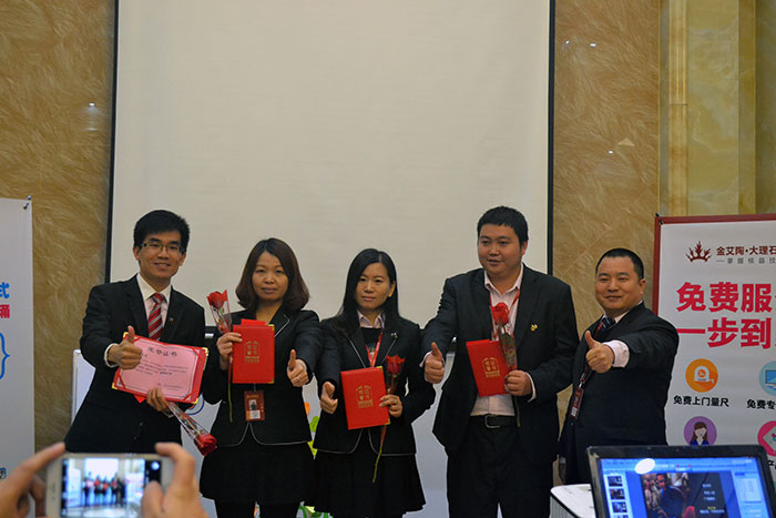 永利yl23455瓷砖营销总监刘鸿瑞为2015优异员工颁奖