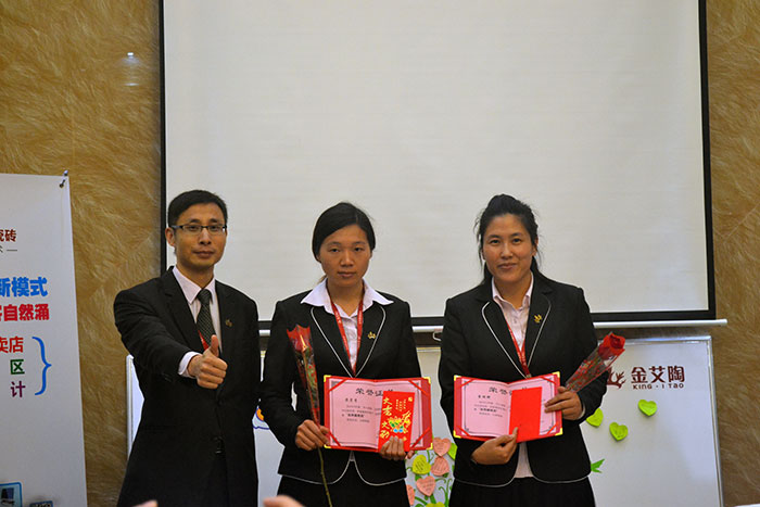 永利yl23455瓷砖网销部运营总监刘小良为2015永利yl23455优异服务奖颁奖