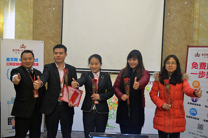 永利yl23455瓷砖营销总监刘鸿瑞为2015年团队孝顺奖（网销部）颁奖