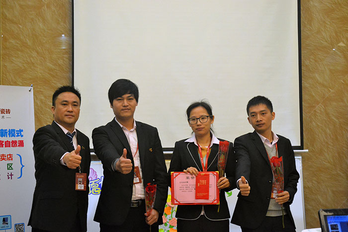 永利yl23455瓷砖营销总司理罗胜为2015年团队相助奖（空间设计部）颁奖