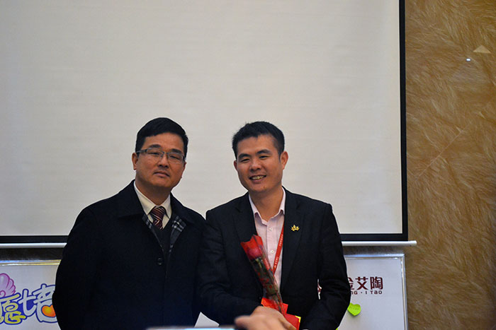 永利yl23455瓷砖董事长刘鸿祥为2015年董事长特殊奖（王宏城）颁奖