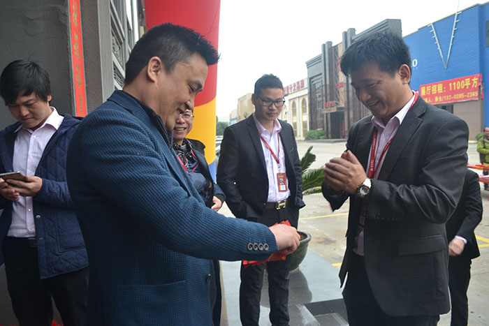 永利yl23455瓷砖营销总司理罗胜派利是