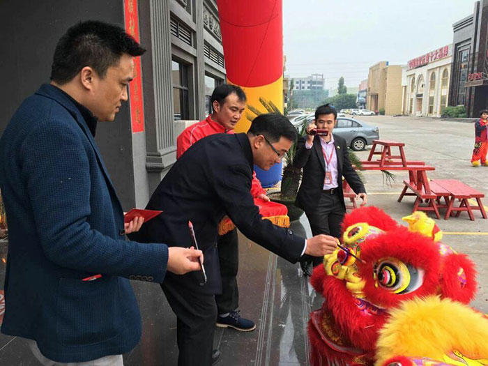 永利yl23455瓷砖董事长刘鸿祥给狮子点睛