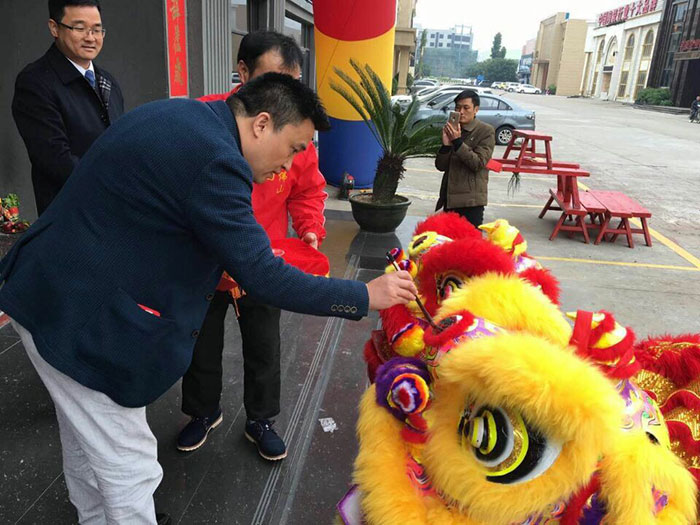 永利yl23455瓷砖营销总司理罗胜给狮子点睛