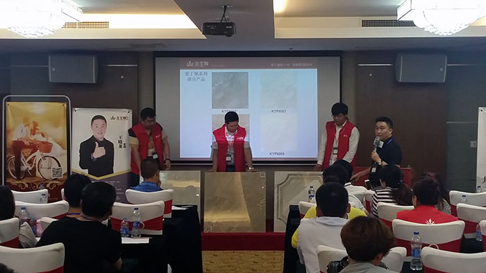 永利yl23455瓷砖品牌营销总司理罗胜先生现场展示永利yl23455新品