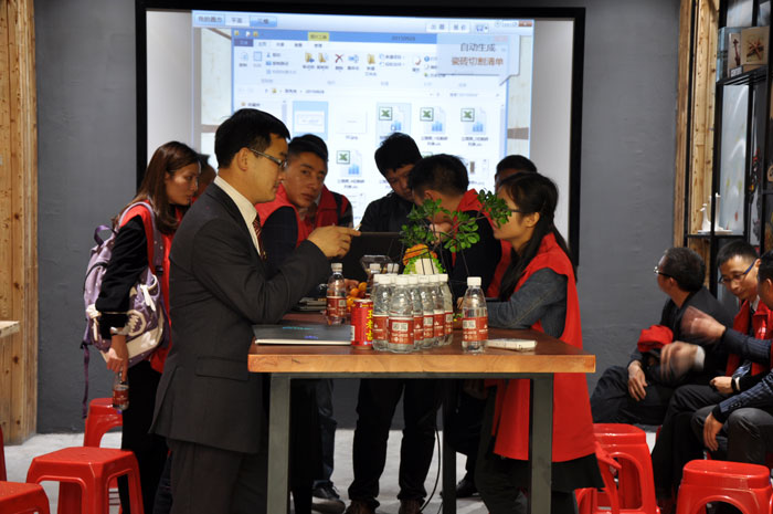 “时代赋予同样的场景差别的意义”，，，，，，紧跟时代的生长，，，，，，古板企业转型成了当今的趋势，，，，，，永利yl23455瓷砖品牌开创O2O+体验店模式，，，，，，以便赢得新的生长。。