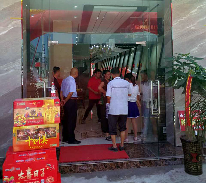 2017年7月12日，，安徽叶集金寨彩旗飘扬，，锣鼓齐响、人声鼎沸。。来自金寨数百名业主齐聚活动现。。，配合见证陶瓷一线品牌永利yl23455瓷砖叶集店的盛大开业。。