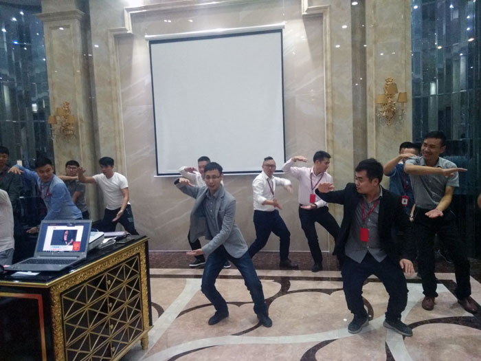 2017年11月2日晚，，，，生命不息，，，，学习不止永利yl23455法定学习日，，，，11月全公司职员学习会圆满竣事，，，，一起分享《干法》，，，，乐于事情，，，，开心生涯，，，，纵然在灾祸中，，，，只要拼命事情，，，，就能带来不可思议的好运。。过好每一天，，，，就是乐成之道！