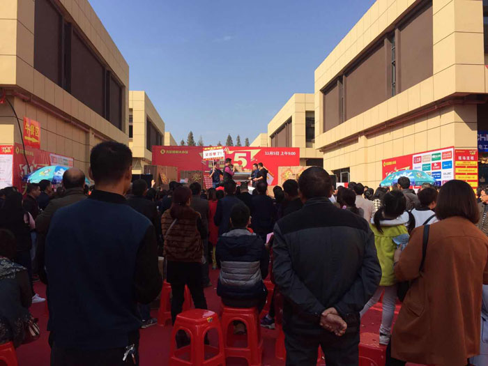 2017年11月5日，，，，，，百盟色泽建材大市场邀约30家品牌商家联合举行了本次的家居建材团购会，，，，，，加入活动的消耗者将现场的气氛一直推向热潮，，，，，，永利yl23455瓷砖品牌展位无论人气、销售都取得空前乐成，，，，，，彰显品牌大气风范。。。。。