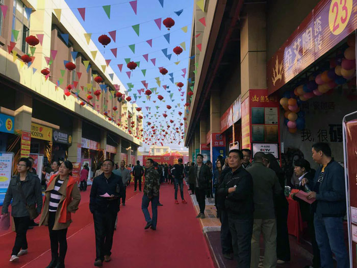 2017年11月5日，，，，，，百盟色泽建材大市场邀约30家品牌商家联合举行了本次的家居建材团购会，，，，，，加入活动的消耗者将现场的气氛一直推向热潮，，，，，，永利yl23455瓷砖品牌展位无论人气、销售都取得空前乐成，，，，，，彰显品牌大气风范。。。。。