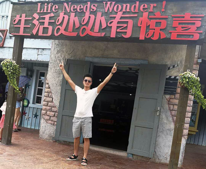 身为年轻一代的90后，，，但他看起来却比同龄人多了那份沉稳，，，他就是本次专访的新闻人物——湖南岳阳总署理秦志雄。。。。。