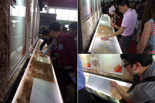 现场客商仔细观摩永利yl23455首创微晶瓷片